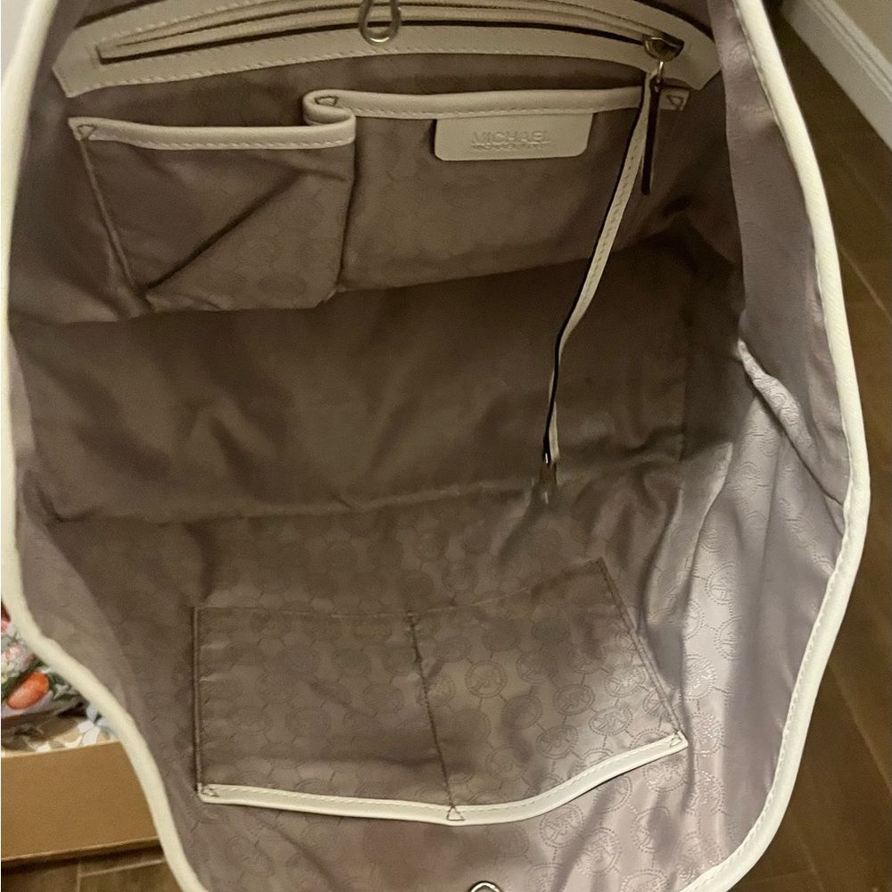Michael Kors Jet Setter White Handbag - Picture 8 of 9